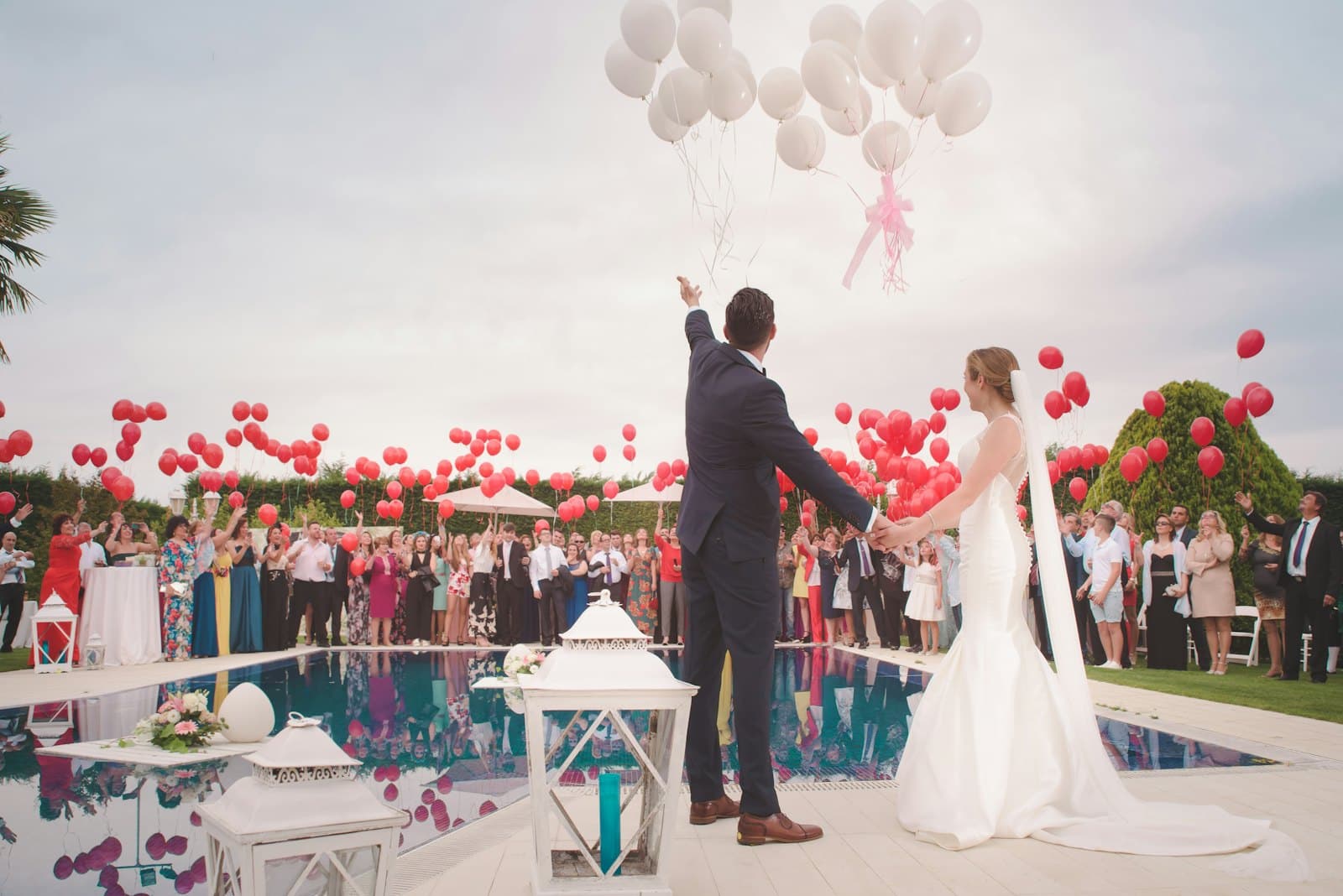 Ein glückliches Paar plant ihre Hochzeit mit Amora